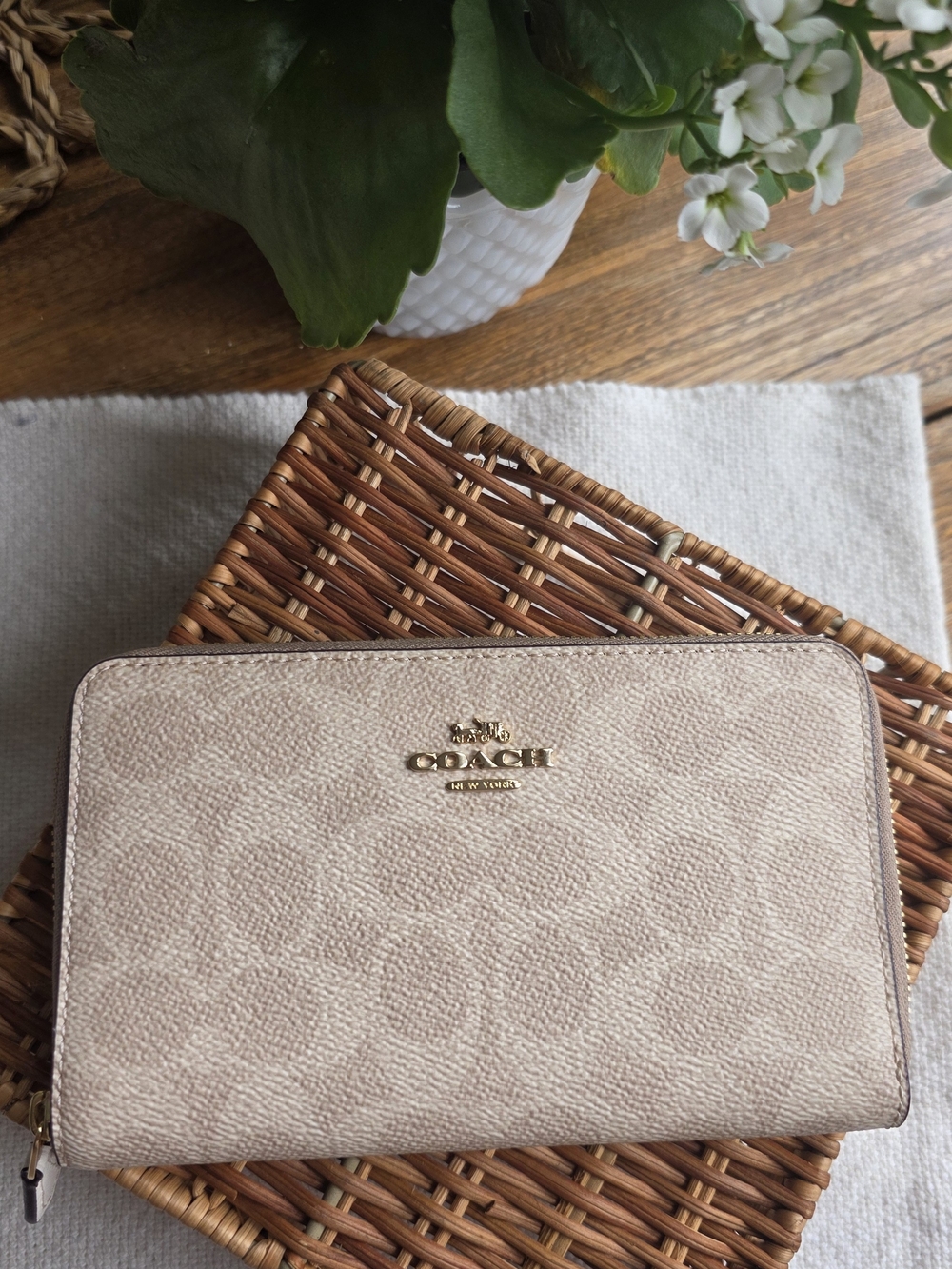 Coach Light Beige Signature Medium ID Zip Wallet with Gold Logo NWT